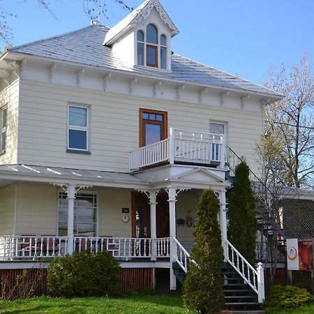 Auberge Internationale De Riviere-Du-Loup Exterior photo